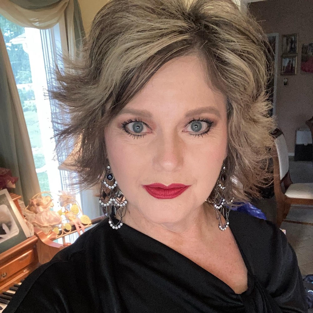 Meet your Posher, Elizabeth